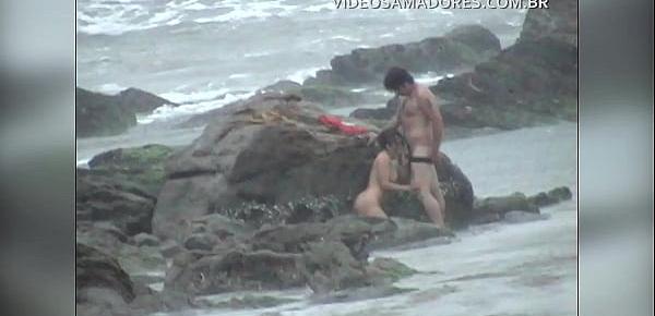  Casal é flagrado fodendo na praia durante tempestade